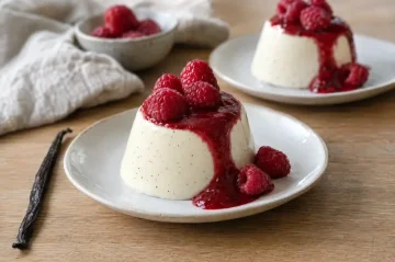 Vanilková panna cotta s malinovým přelivem